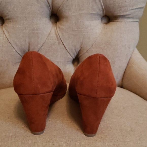 Faux suede rust wedges by Report - Picture 2 of 3